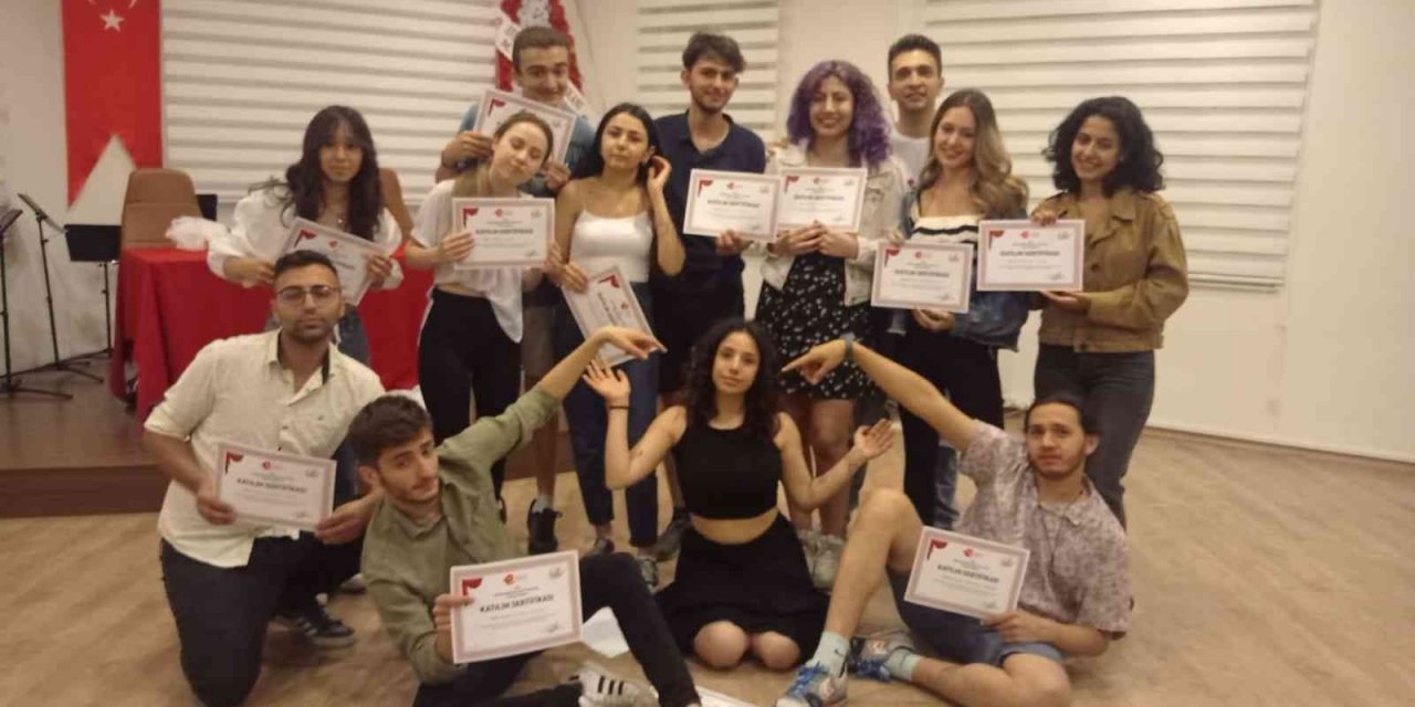 Efeler’in tiyatro öğrencileri sertifikalarını aldı