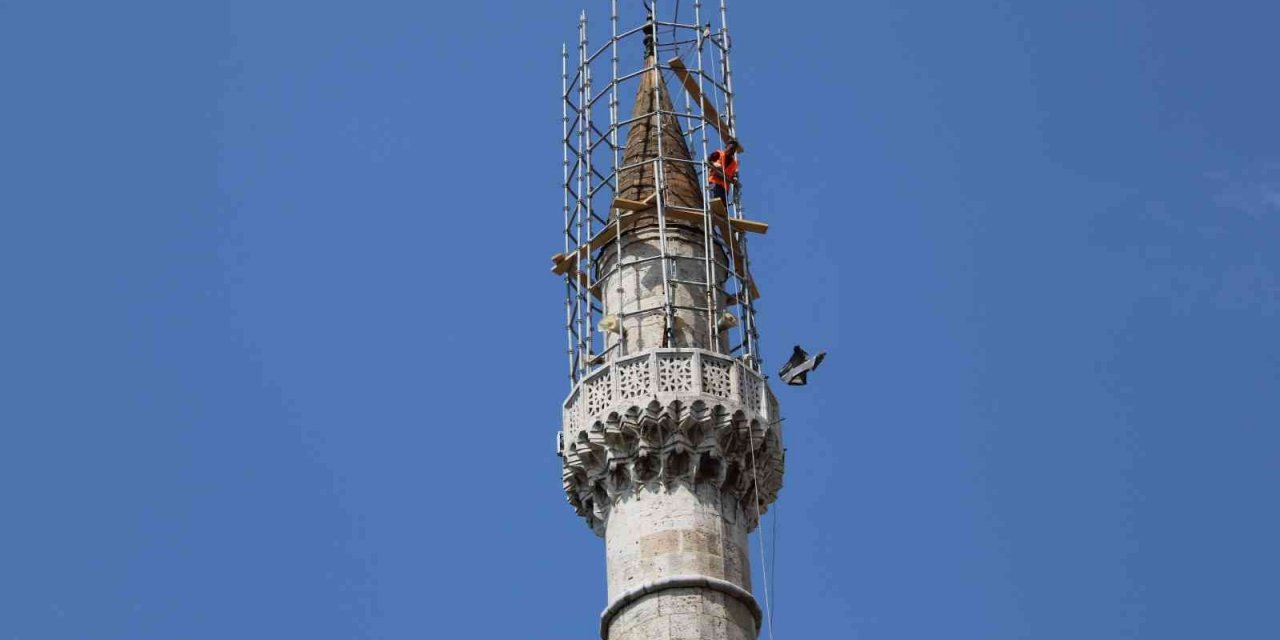 Minare tepesinde tehlikeli çalışma