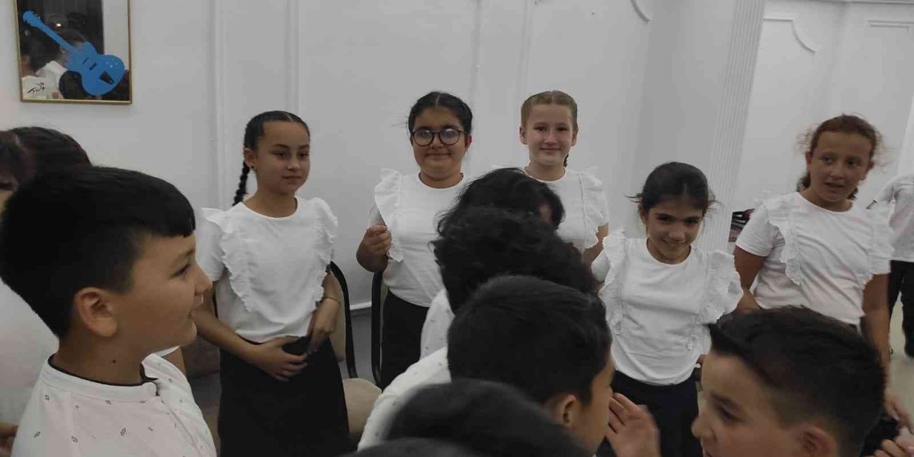 Konser iptal olunca, çocuklar şarkılarını kuliste söyledi