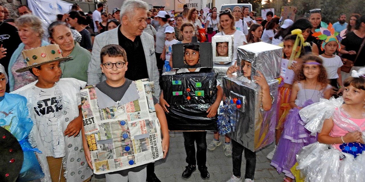 Alaçatı’da çevreci okuldan farkındalık yürüyüşü