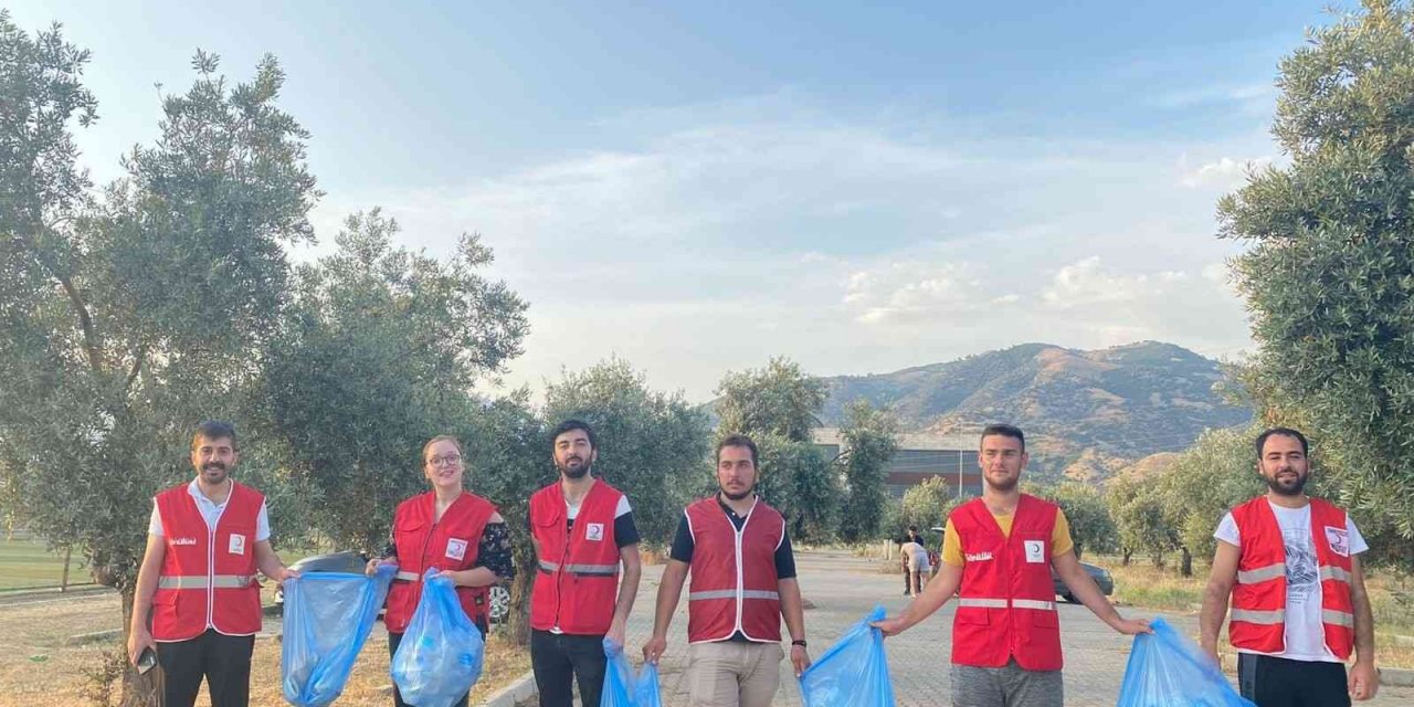 Aydın Genç Kızılay ekibi temiz bir gelecek için plastik atıkları topladı