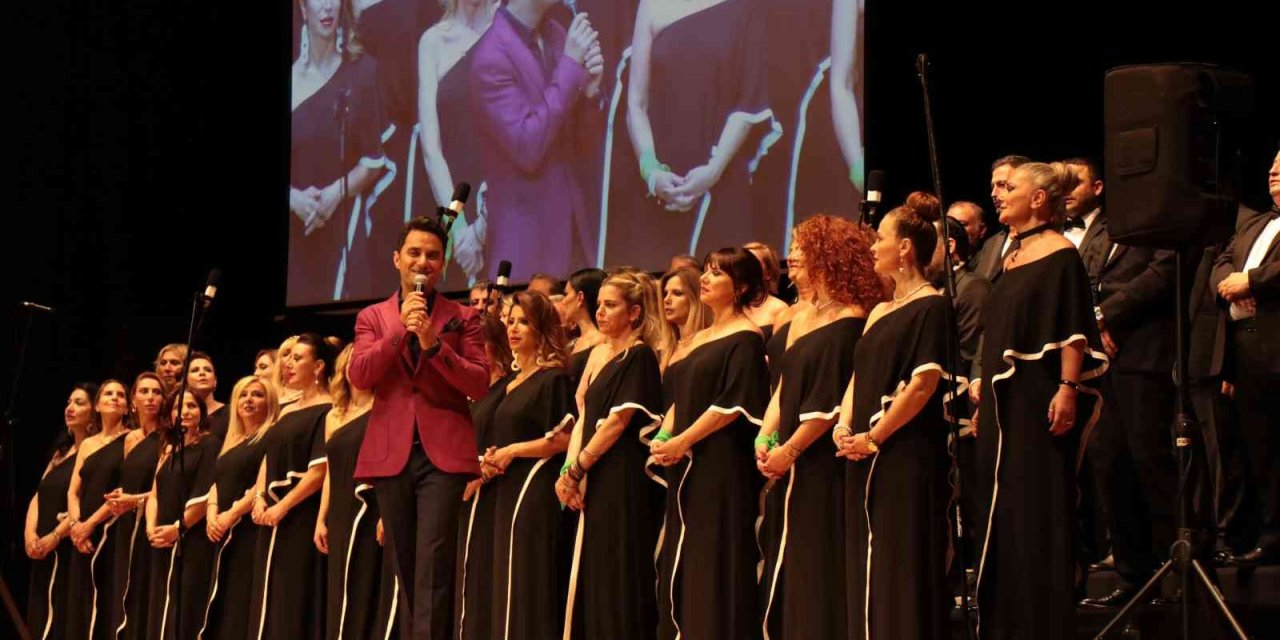 Ünlü sanatçılar ve C-Majör korosu down sendromlu çocuklara destek konserinde bir araya geldi