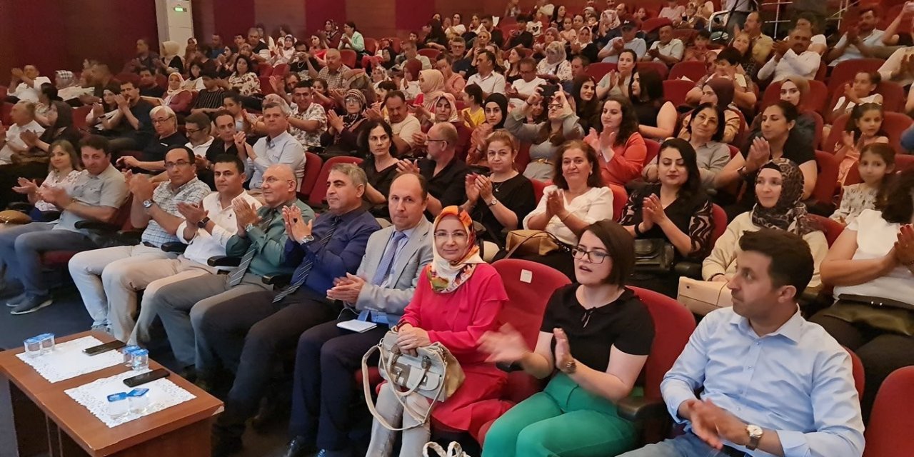 Atatürk Anadolu Lisesi’nde mezuniyet sevinci