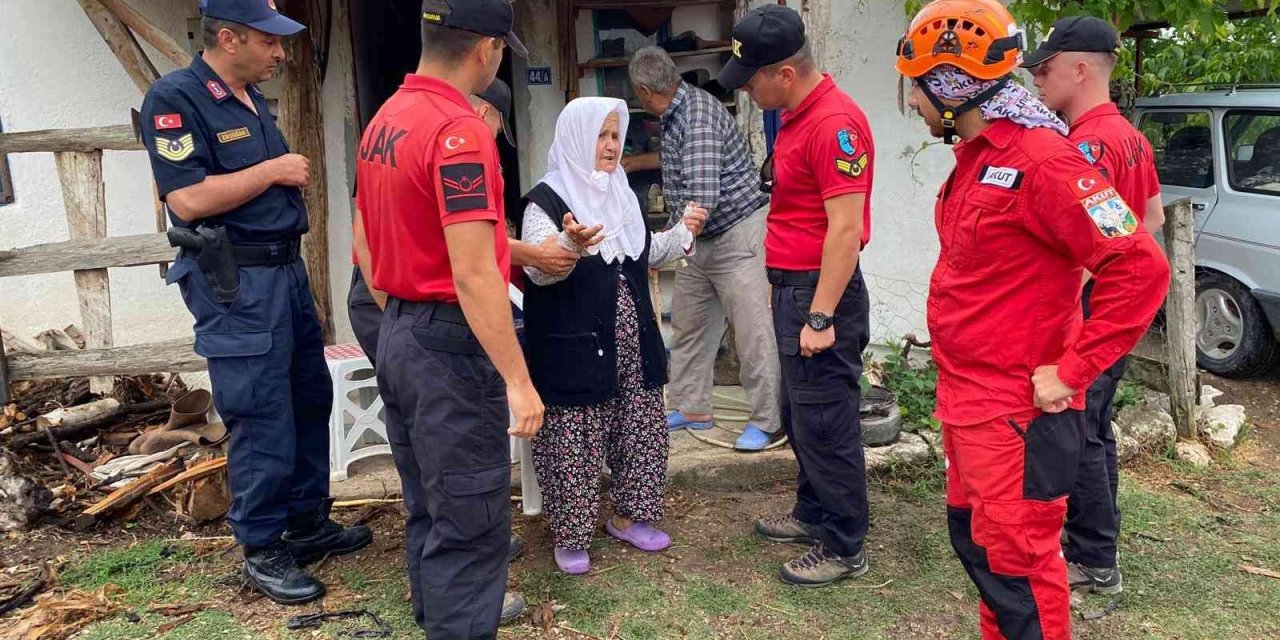 Kayıp olarak aranan yaşlı kadın kardeşinin evinde bulundu