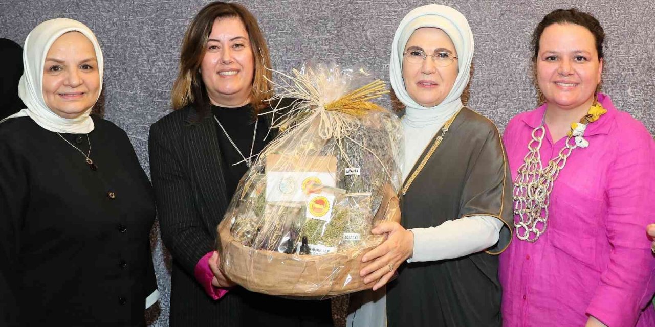 Emine Erdoğan’a Denizli kekiği takdim edildi