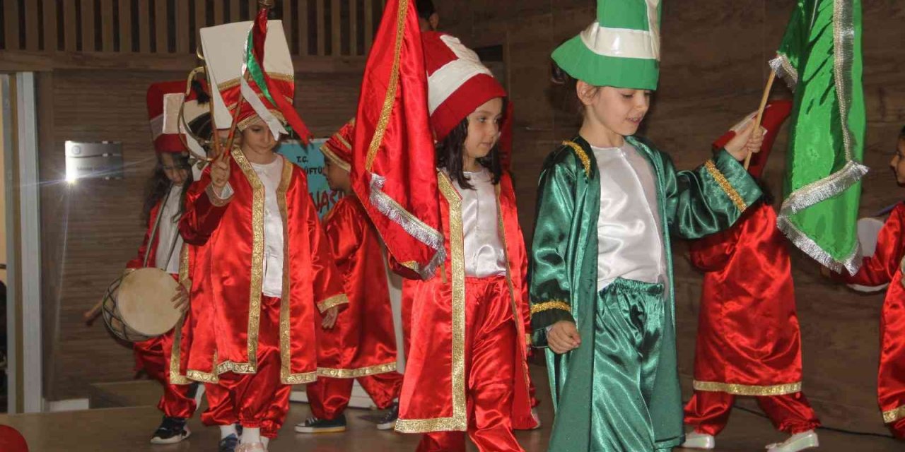 Miniklerden renkli yılsonu etkinliği