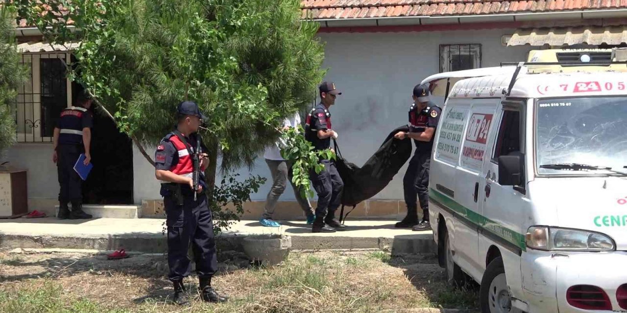 Karısını 5 kurşunla öldürdü