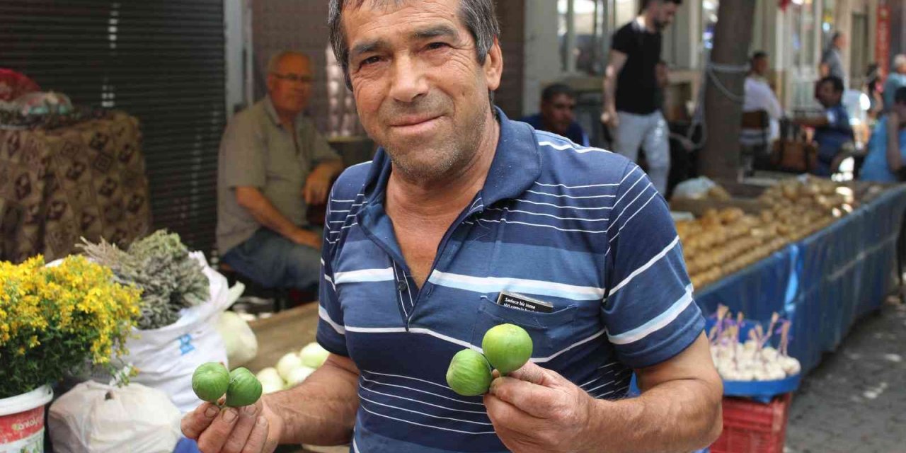 Pazar tezgahındaki ilekler, vatandaşların dikkatini çekiyor