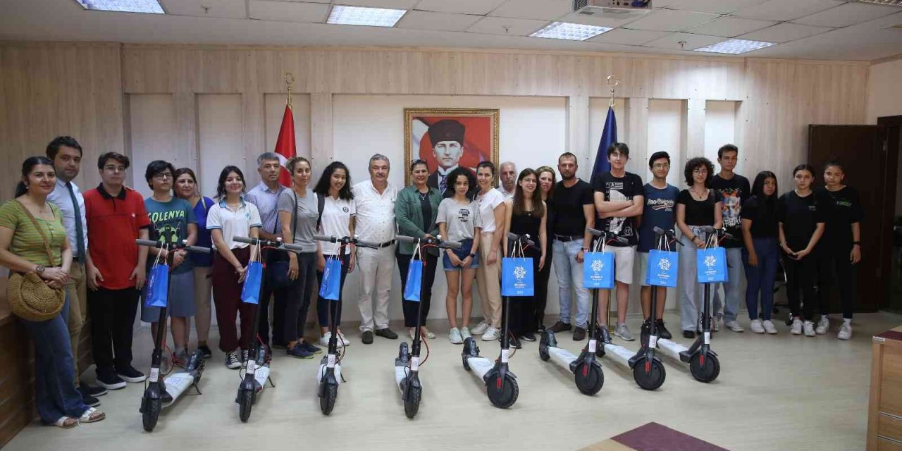 Başkan Çerçioğlu gençlere ödüllerini verdi