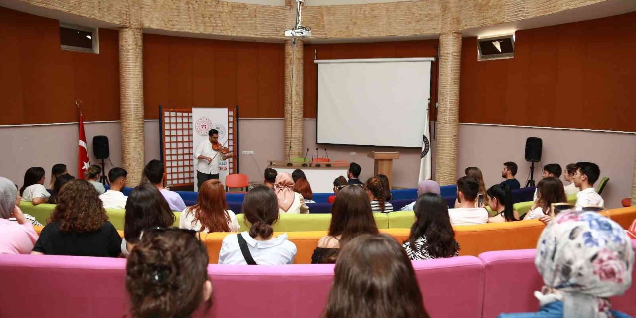 ADÜ’de ’toplum baskısının bireye etkisi’ konuşuldu