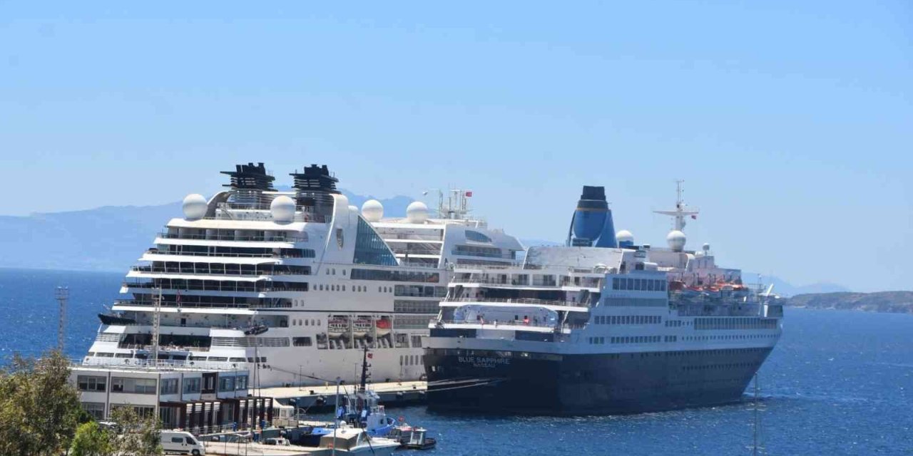 İki dev yolcu gemisi Bodrum’a geldi