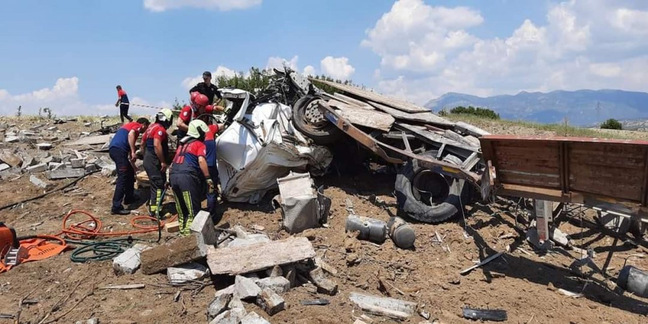 Hurdaya dönen tırdan şans eseri kurtuldu