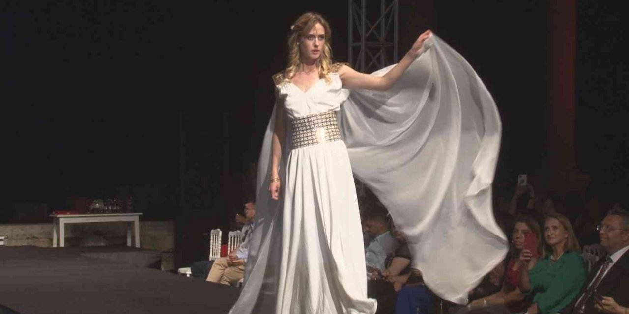 İzmir’de ‘tarihi’ defile: Tüm gelir lösemili çocukların ailelerine aktarılacak