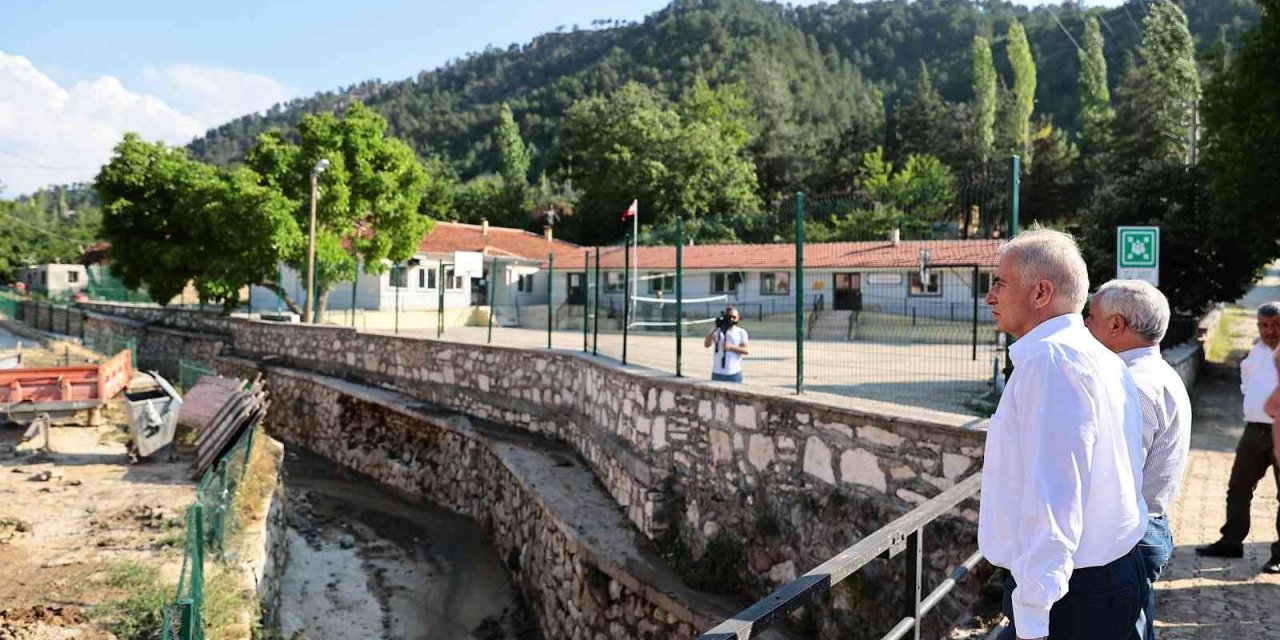 Honaz’da aşırı yağışın açtığı yaraları Büyükşehir sarıyor