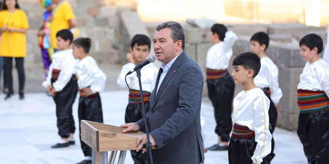 Bergama’daki uçurtma şenliğine çocuklardan yoğun ilgi