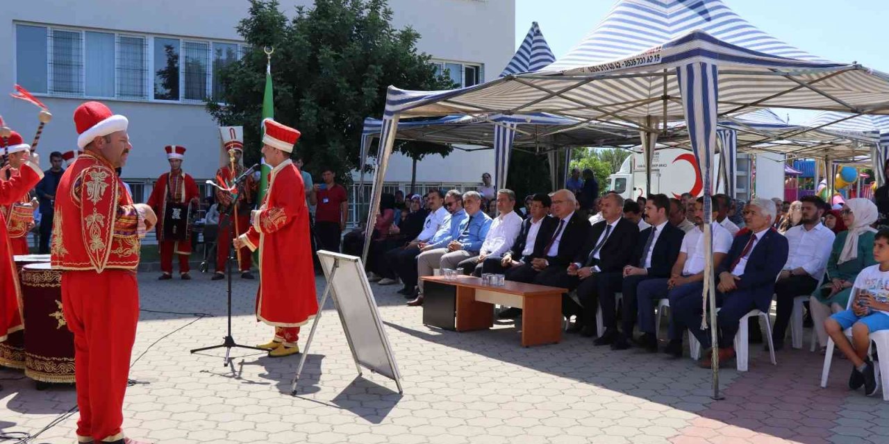 Başkan Özcan, İmam hatip Lisesi öğrencilerini yalnız bırakmadı