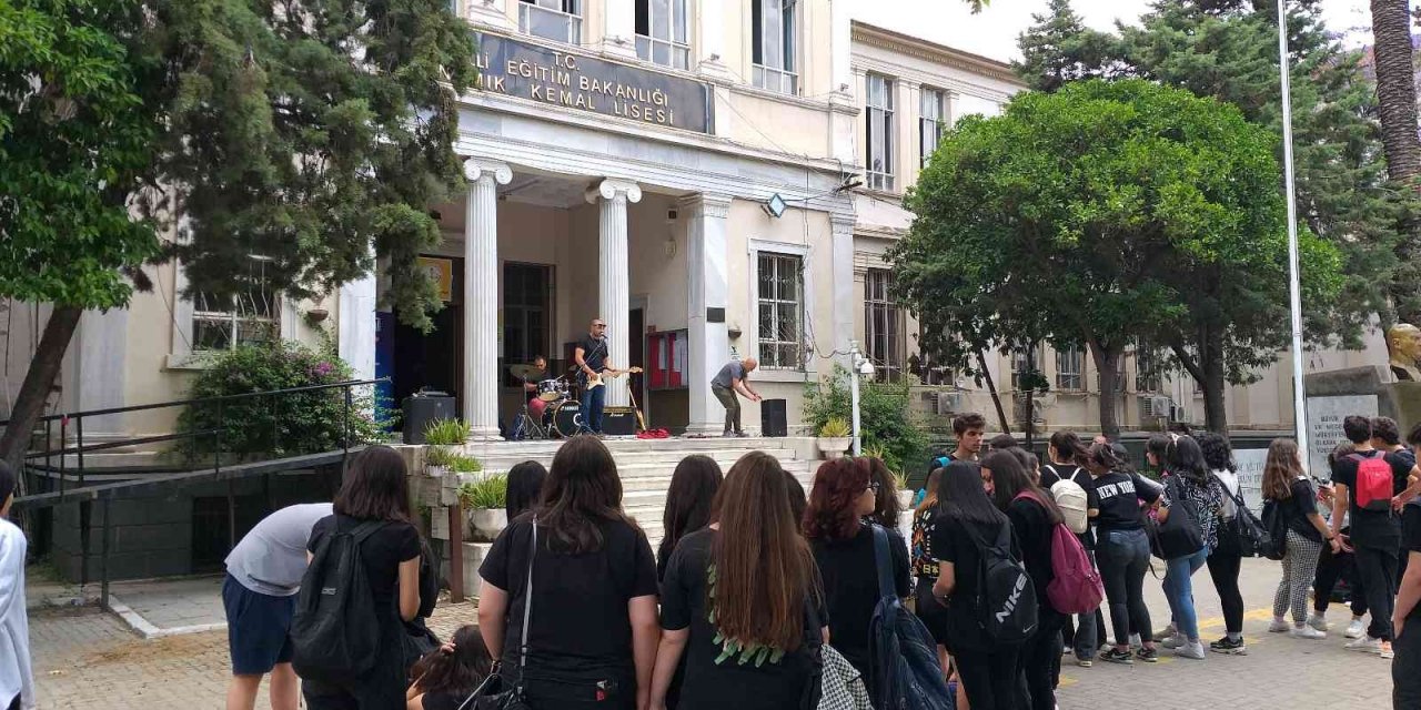 İzmir’de lise öğrencileri yılın yorgunluğunu festivalle attı