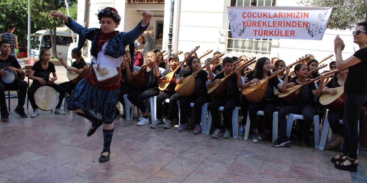 Ortaokul öğrencilerinin mini konseri sokağı şenlendirdi