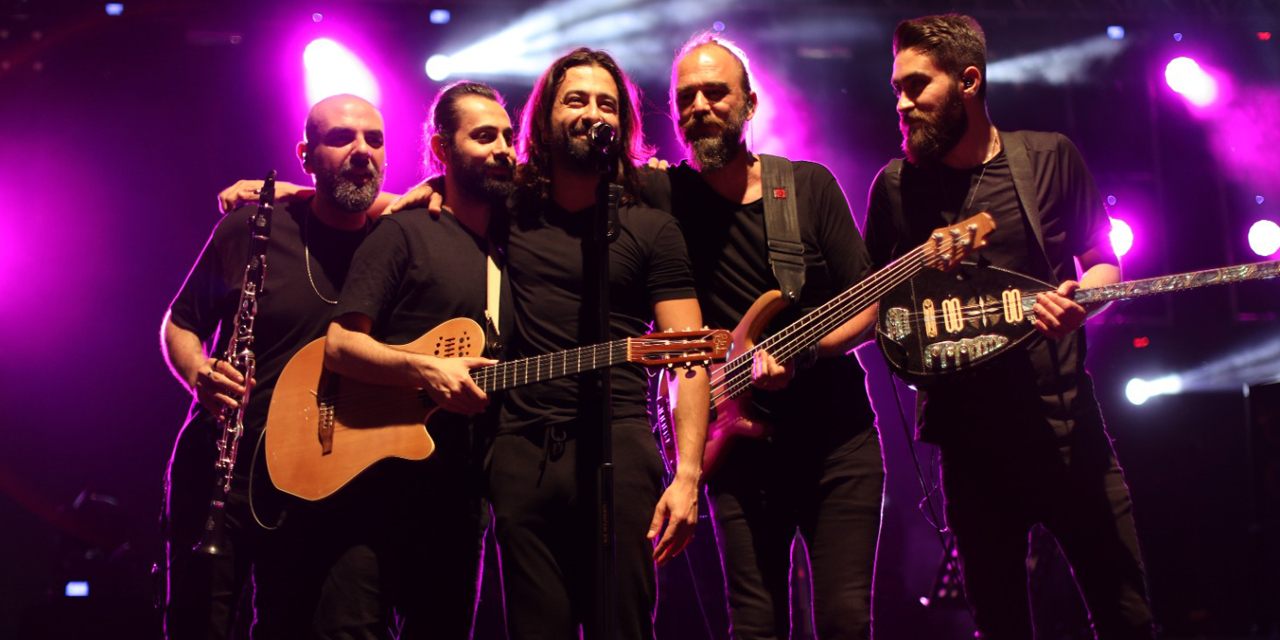 Koray Avcı sahne performansı ile Koçarlı’yı salladı