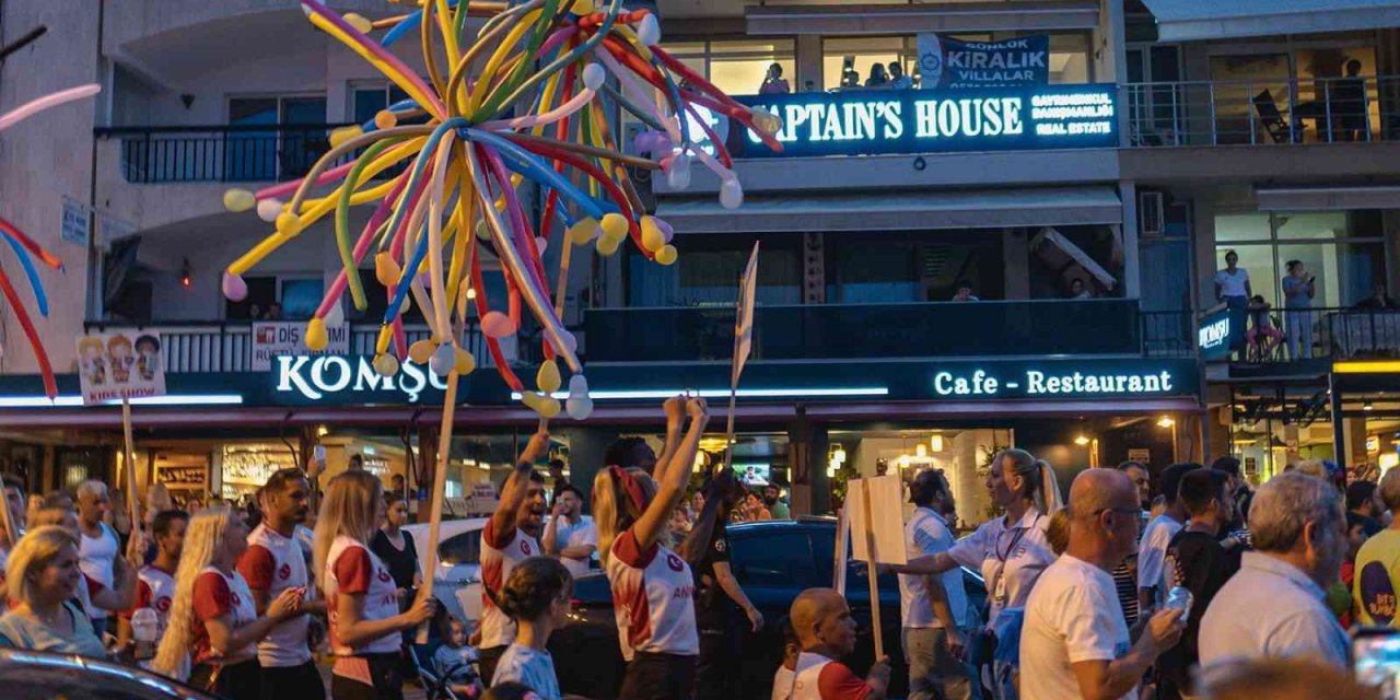 Kuşadası’nda ‘Hayat Sokak’ta