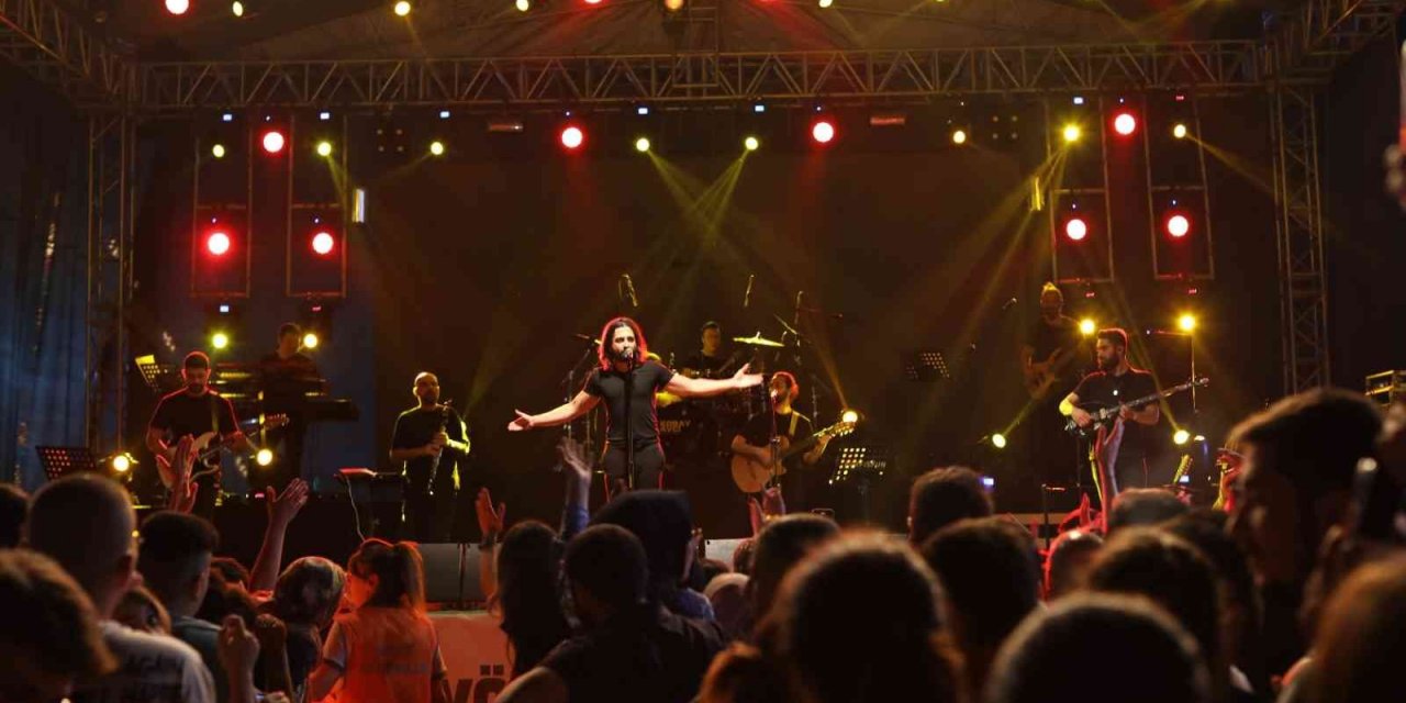 Koray Avcı, sahne performansı ile Koçarlı’’yı salladı