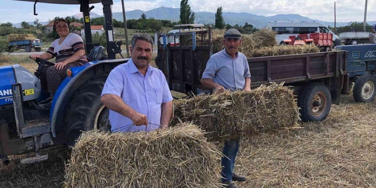 Çiftçilere ücretsiz saman balyası dağıtıldı