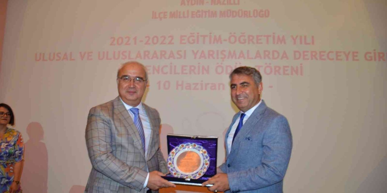 Kaymakam Arısoy’dan müdür Şimşek’e anlamlı plaket