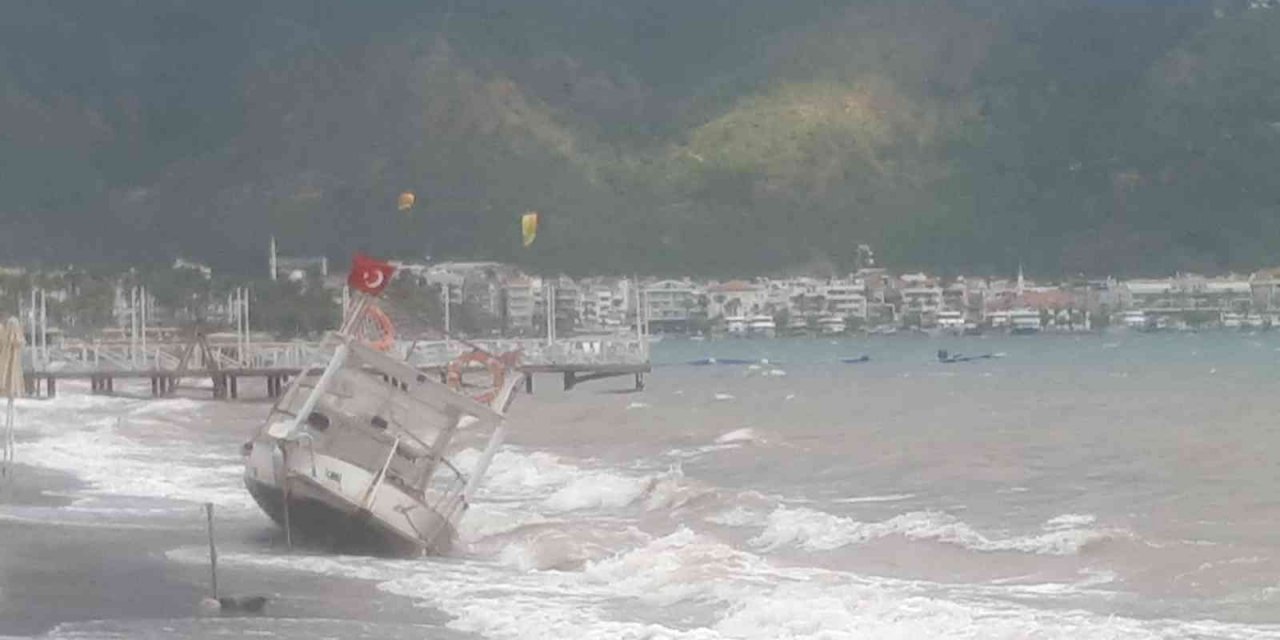 Marmaris’te şiddetli fırtına tekneleri karaya attı