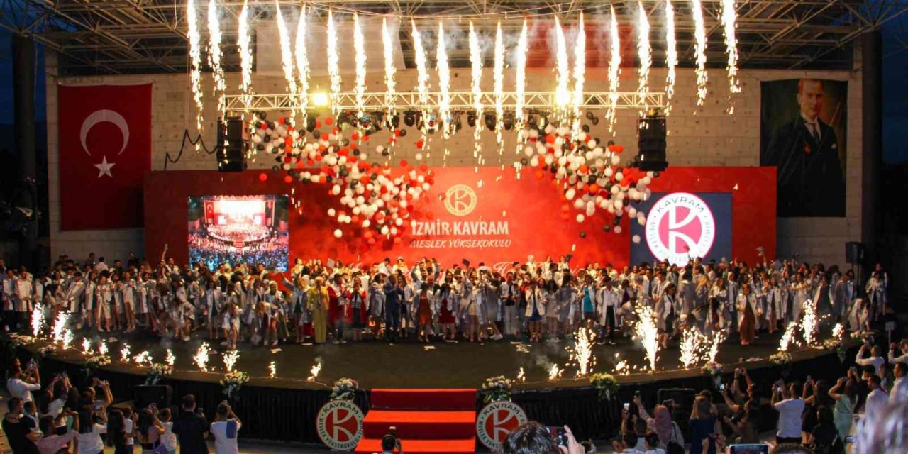 İzmirli öğrencilerden mezuniyet coşkusu
