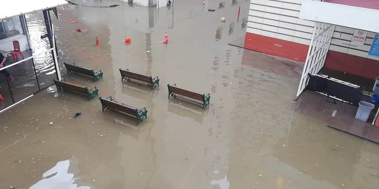 Aydın’da 3 saat süren yağış hayatı felç etti
