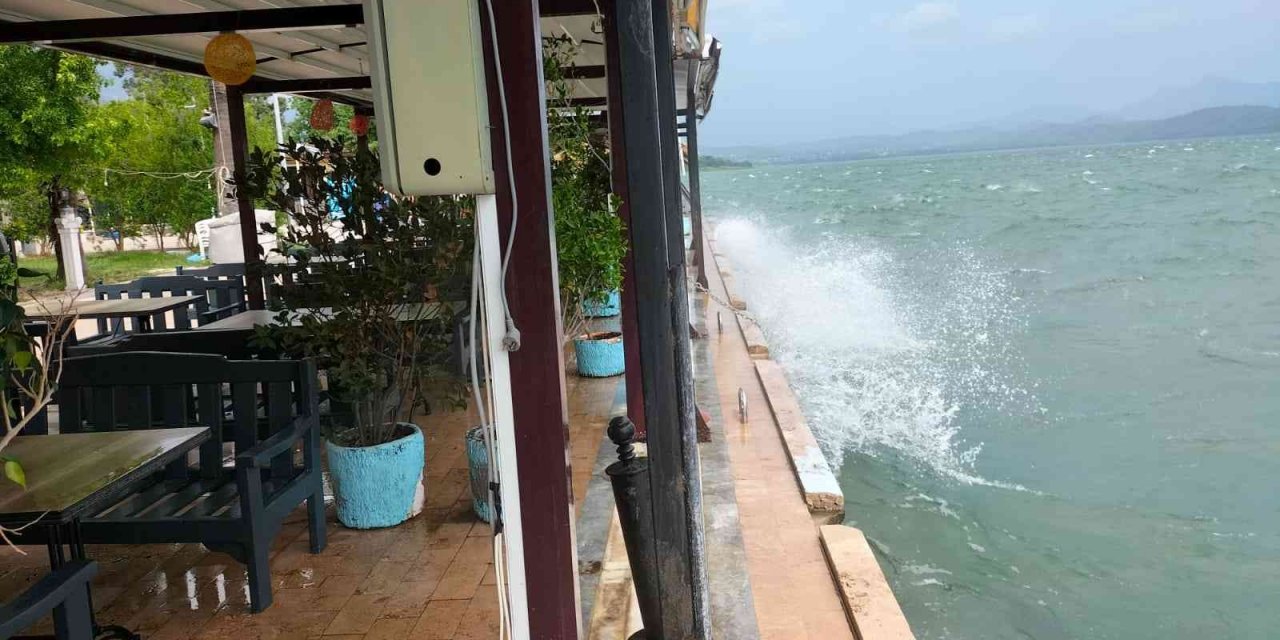 Köyceğiz Gölü’nde fırtına etkili oldu