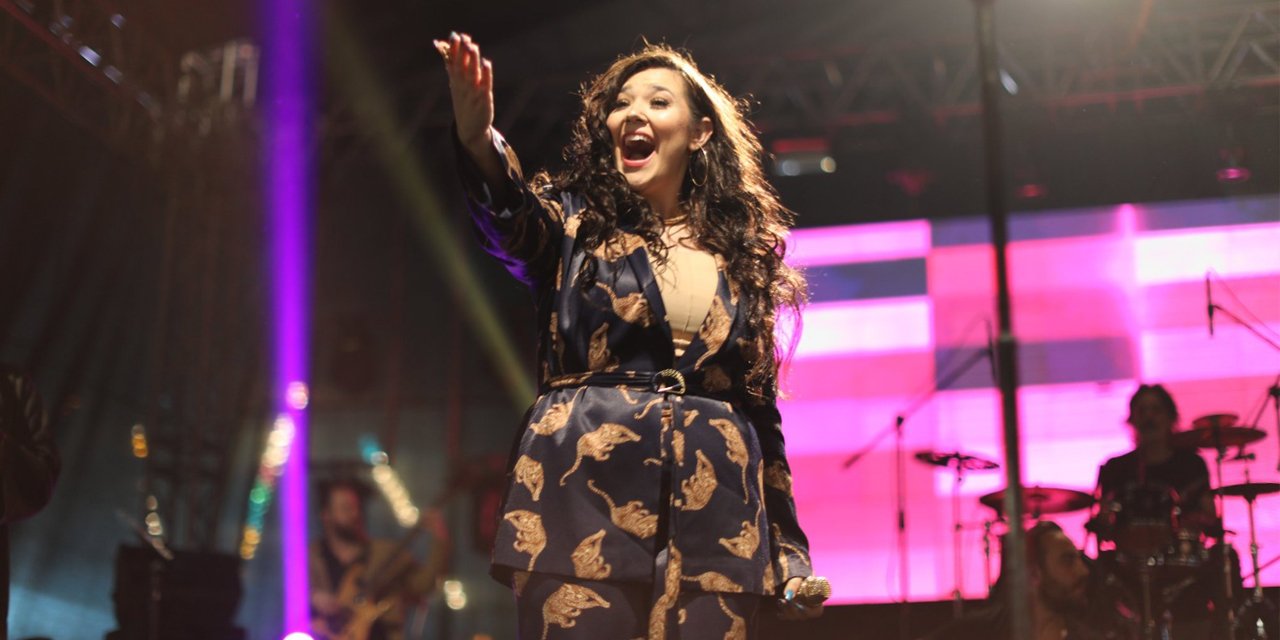 Tuğçe Kandemir Koçarlı’da  unutulmaz bir gece yaşattı