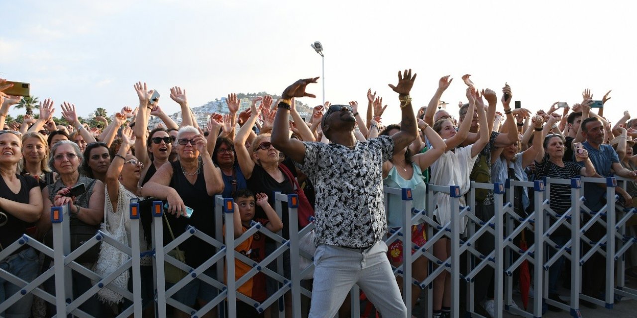 Kuşadası Sokak Festivali yoğun ilgi görüyor