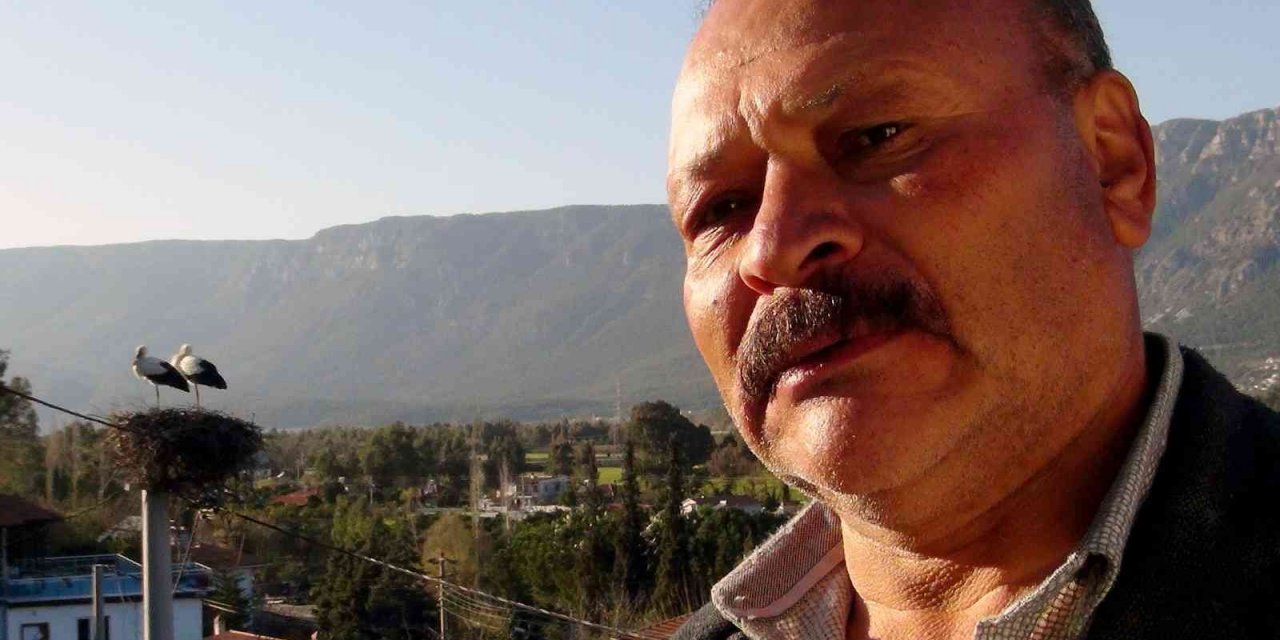 Hayvan sever Muhtar leylek yuvalarını temizletti