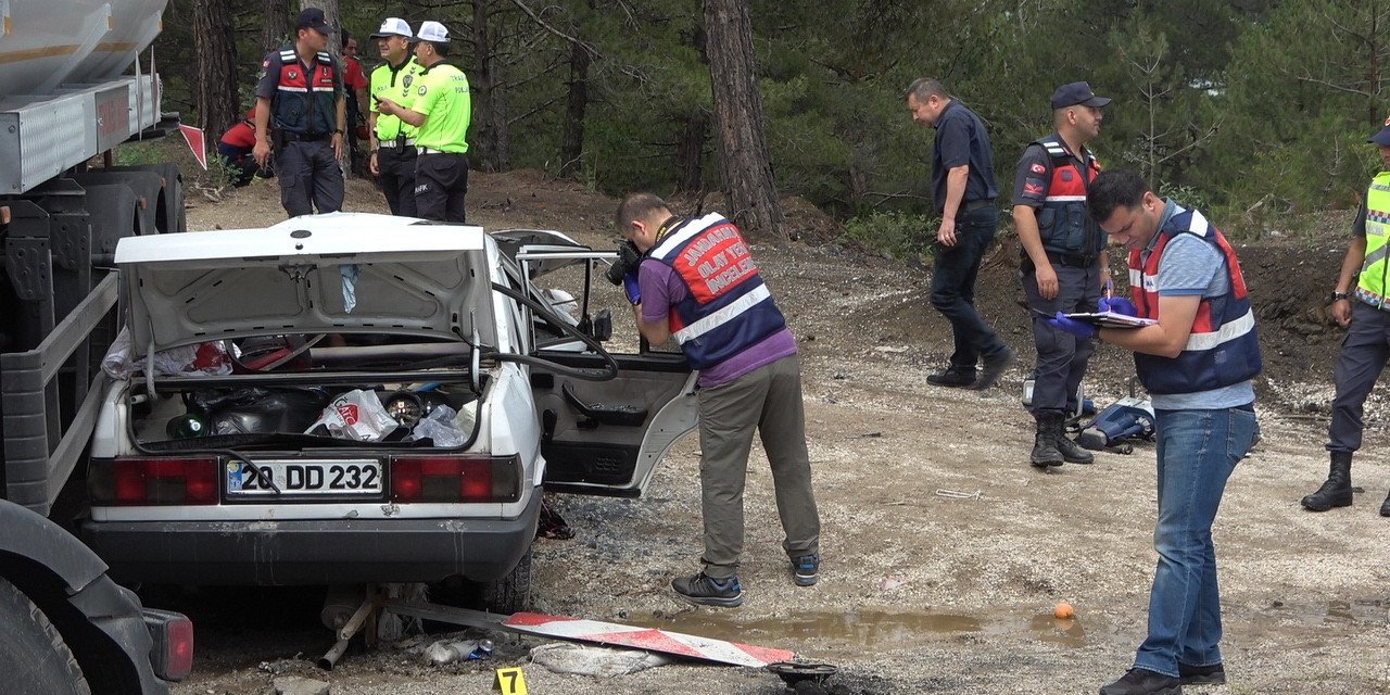 Tırla otomobilin çarpışması sonucu aynı aileden 3 kişi öldü, 2 kişi ağır yaralandı
