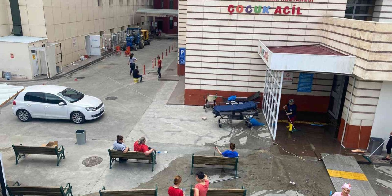 Yağıştan etkilenen Aydın Kadın Doğum ve Çocuk Hastalıkları Hastanesi’nde çalışmalar sürüyor