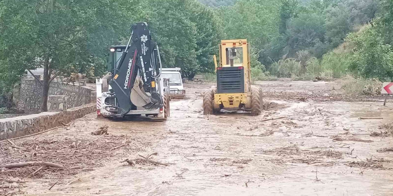 Selde mahsur kalan araçları Aydın Büyükşehir ekipleri kurtardı