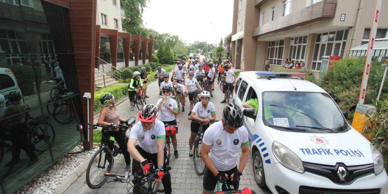 “Ormanlarımız yanmasın” diyerek Çanakkale’den İzmir’e pedal çevirdiler