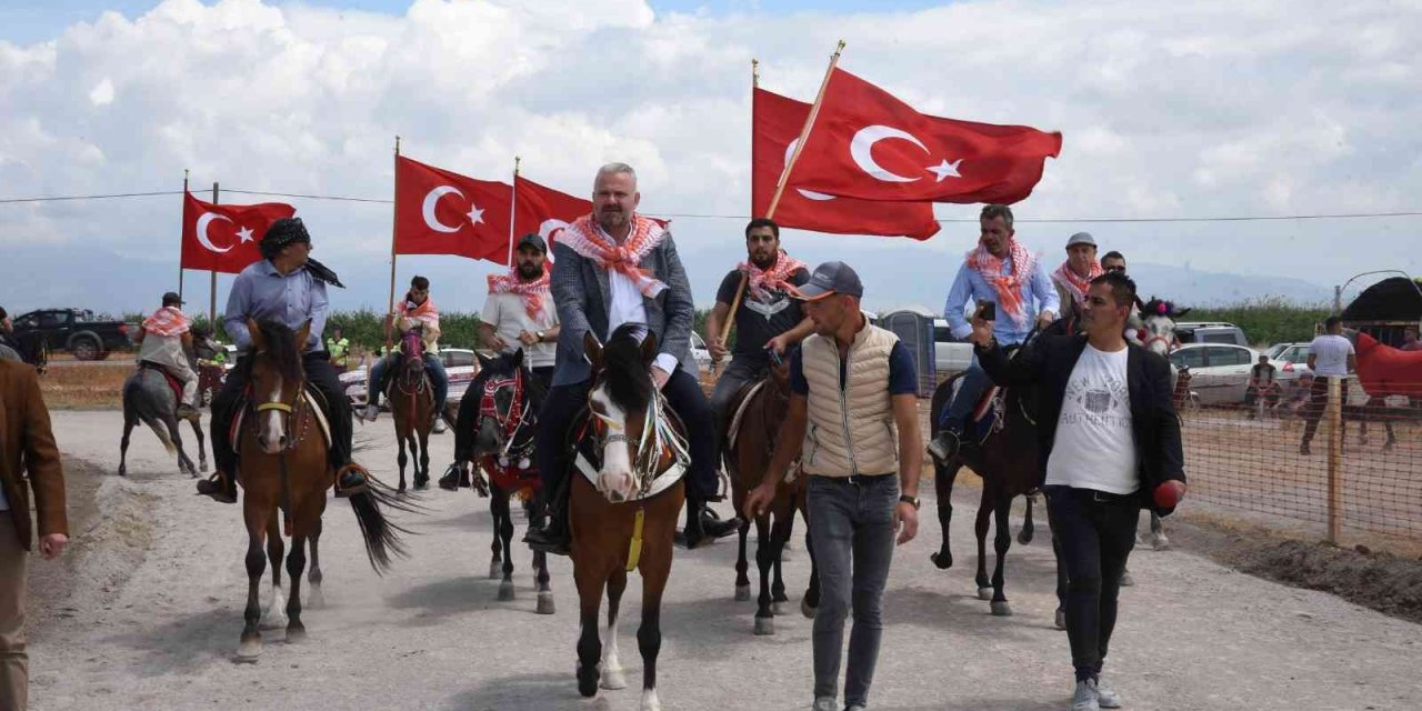 Menemen’de rahvan atlar kıyasıya yarıştı