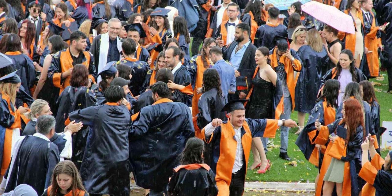 Mezuniyet törenine yağmur engeli