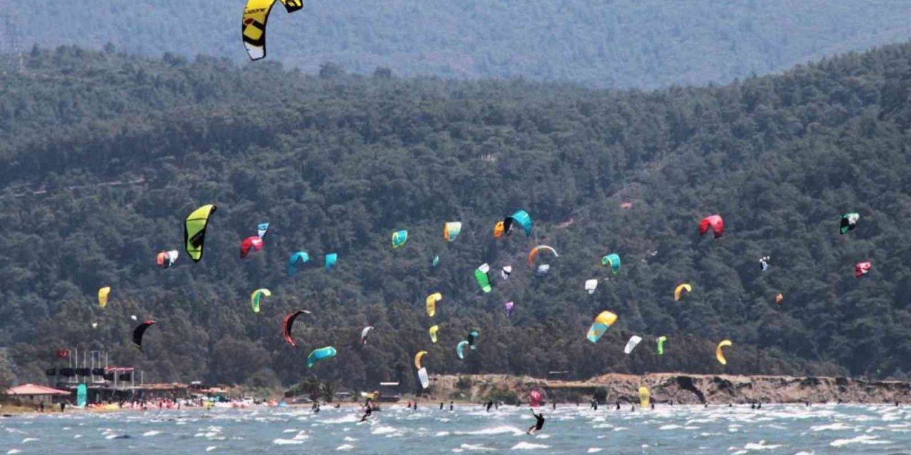 Rüzgarlı havayı fırsat bilen sörfçüler görsel şölen oluşturdu