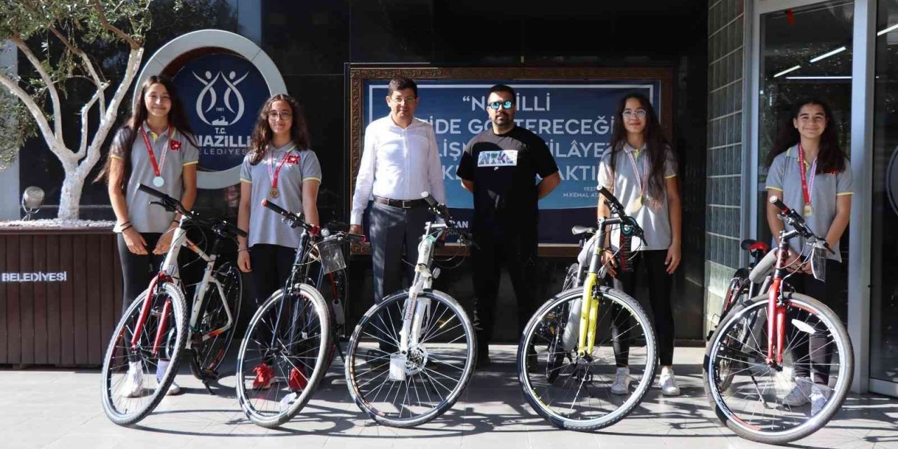 Başkan Özcan şampiyon kızların isteklerini yerine getirdi