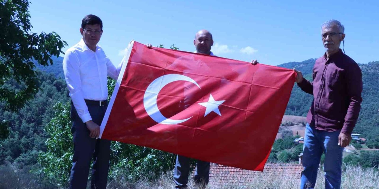 Başkan Özcan bayrak sevdalısı Sertkaya’yı ziyaret etti