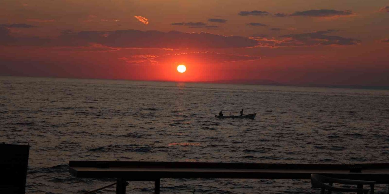 Kuşadası’nda gün batımı mest ediyor