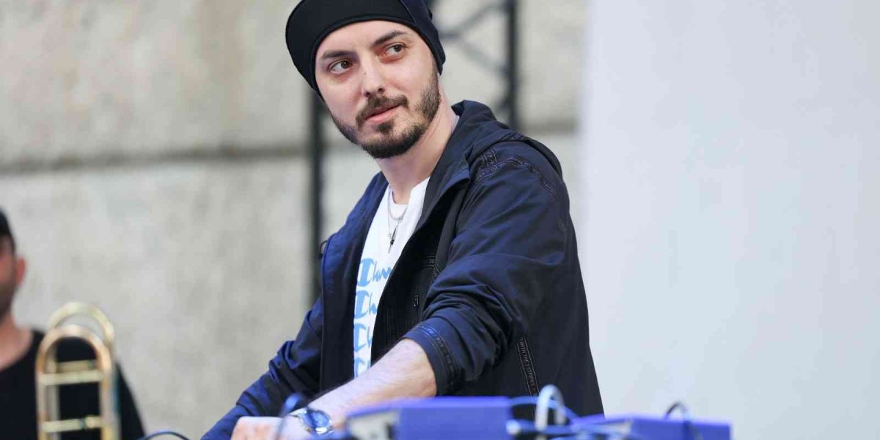 Hey! Douglas, Cuma İş Çıkışı İzmir Kültürpark’ta sahne alacak