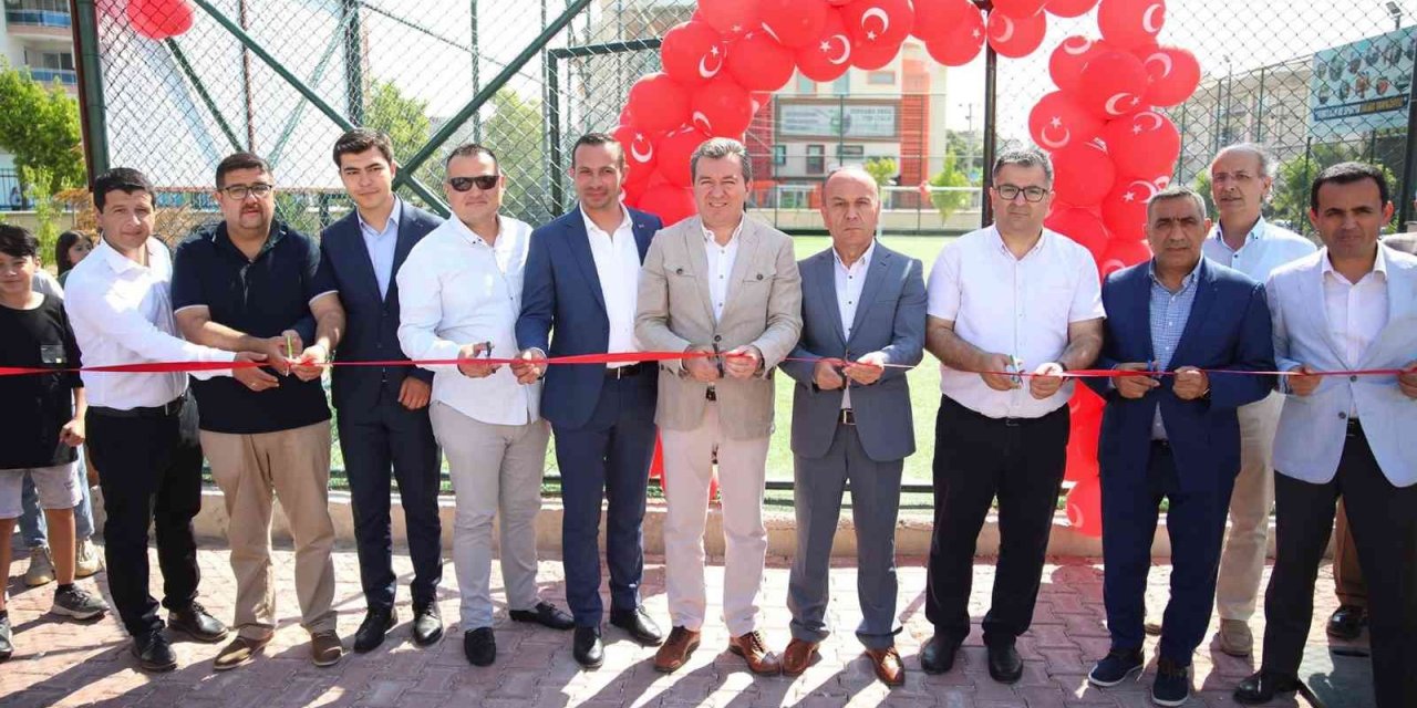 Başkan Koştu, halı sahaların açılışını yaptı