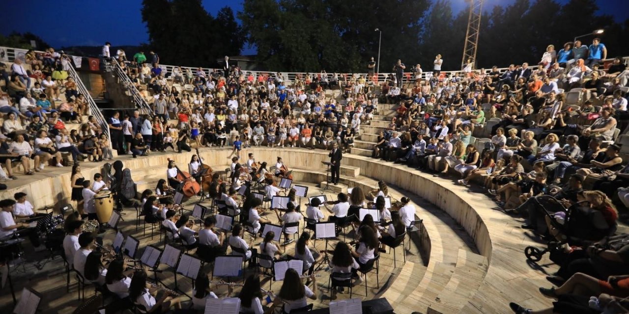 Narlıdere Çocuk Senfoni Orkestrası Selçuk’ta dinleyenleri mest etti