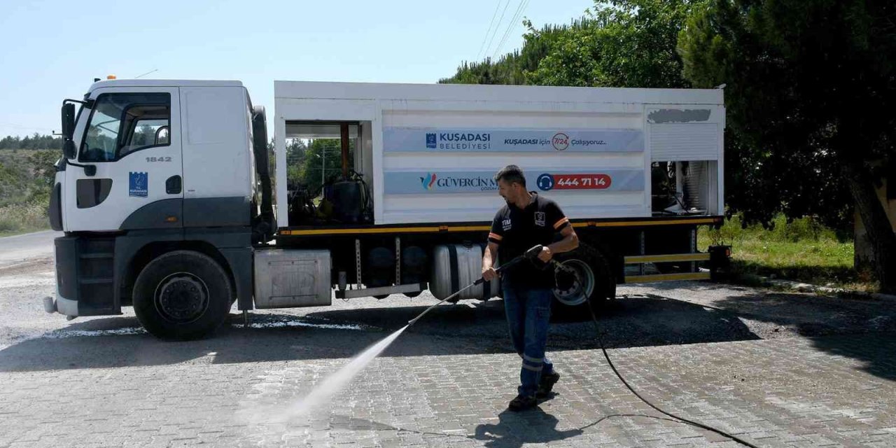 Kuşadası’nda cadde ve sokaklar temizlendi