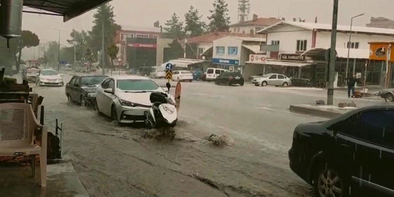 Yağmur ve dolu yağışı su baskınlarına neden oldu