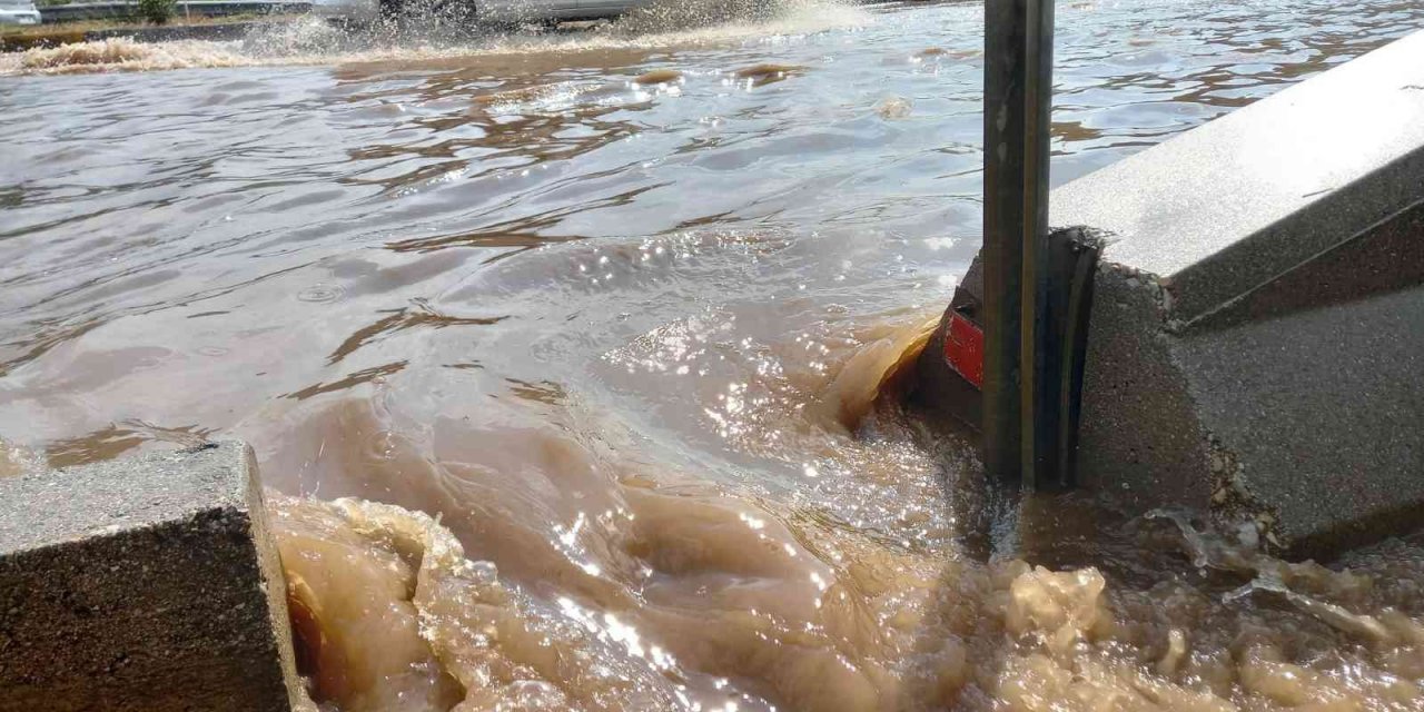 Muğla’da yaz yağmuru su birikintisine sebep oldu
